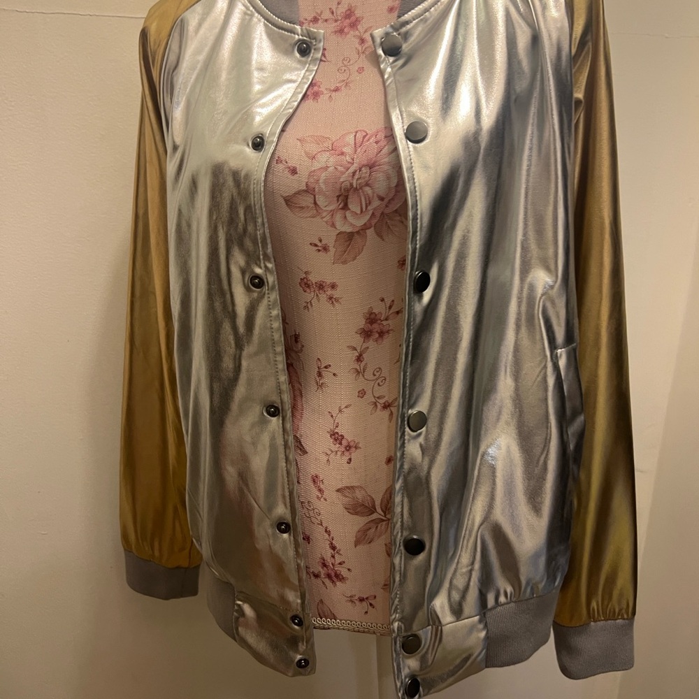 Stylish Metallic Bomber Jacket in Silver and Gold - Picture 6 of 7